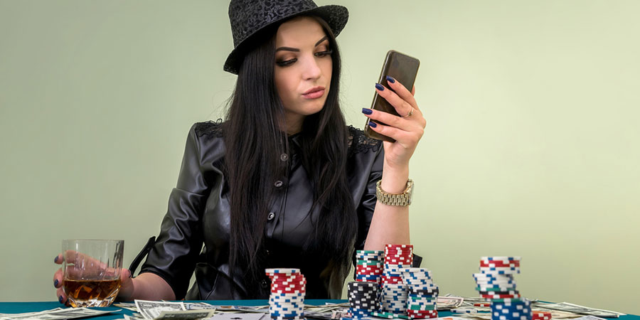 Succesvolle vrouwen die poker spelen