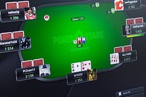 Pokeraars kunnen pokeren tegen bekende ambassadeurs.