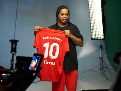 Voetballer-Ronaldinho-met-een-Circus-casino-shirt