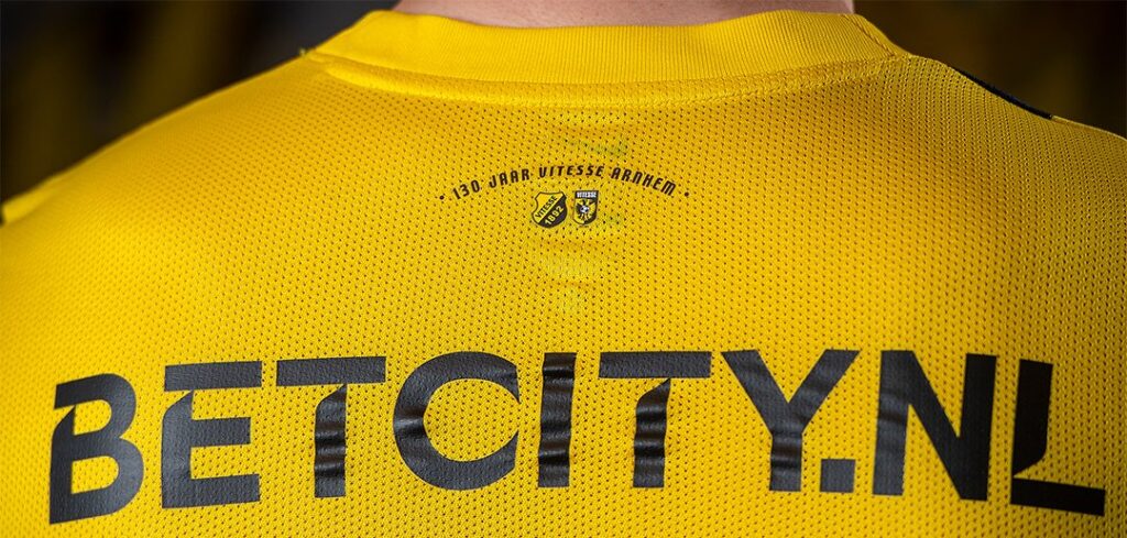 betcity logo op rug van vitesse shirt